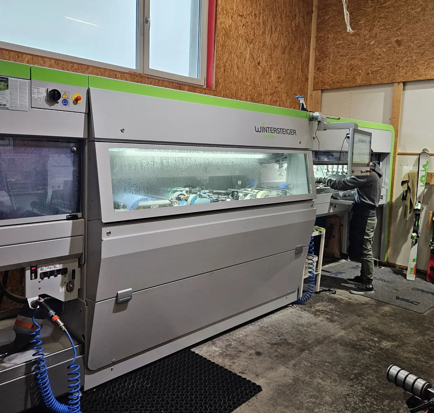Machine d'affûtage et de fartage Wintersteiger à l'atelier LocFactory