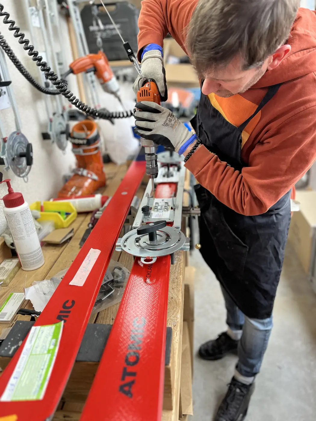 Montage de fixation de ski à l'atelier LocFactory au Bry