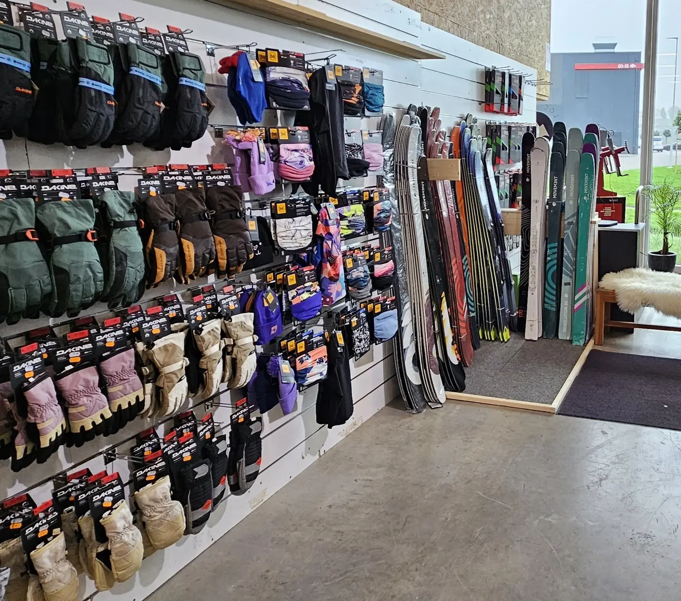 Rayon accessoires d'hiver LocFactory — gants Dakine, bonnets et skis