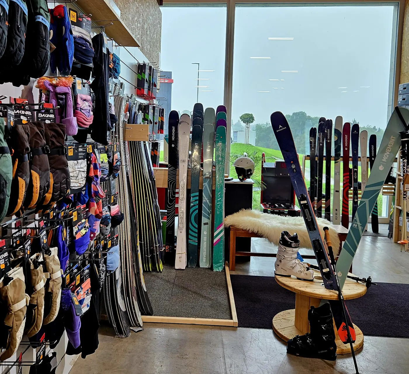 Intérieur de la boutique LocFactory au Bry en mode hiver — skis Movement et Dynastar, chaussures de ski